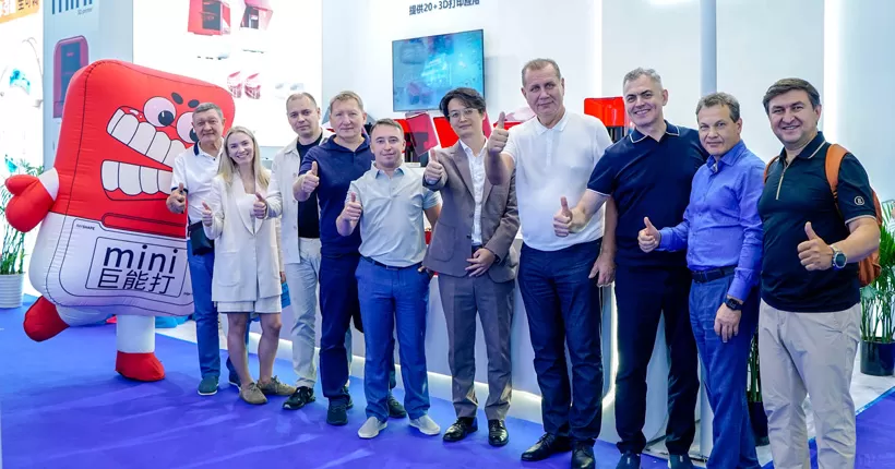 RAYSHAPEエッジミニチェアサイド3DプリンターがFDI 2025で素晴らしい外観を実現し、ワンストップデジタル診断と治療を正確かつ効率的に実現